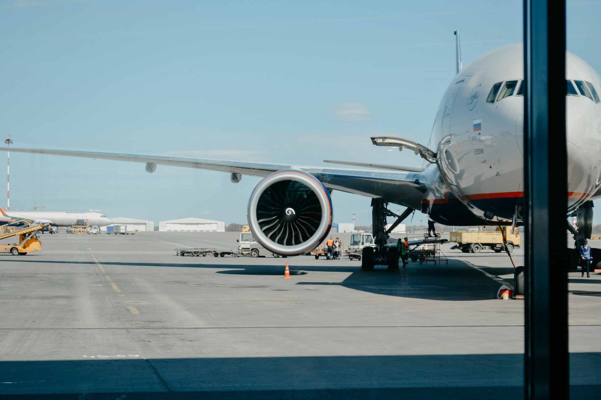 Vista del avión en el aeropuerto de Budapest.